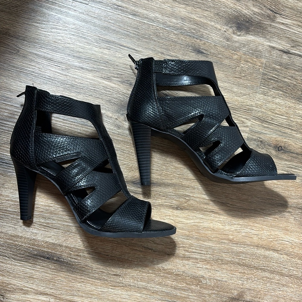 Simply Vera Wang Black heels